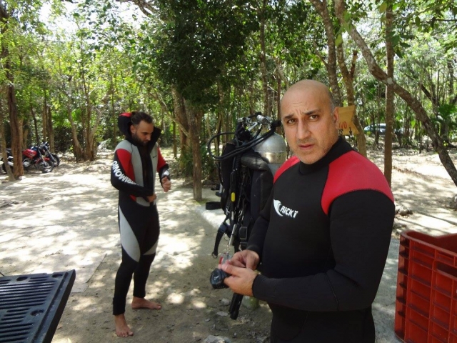 Preparando los trajes de buceo